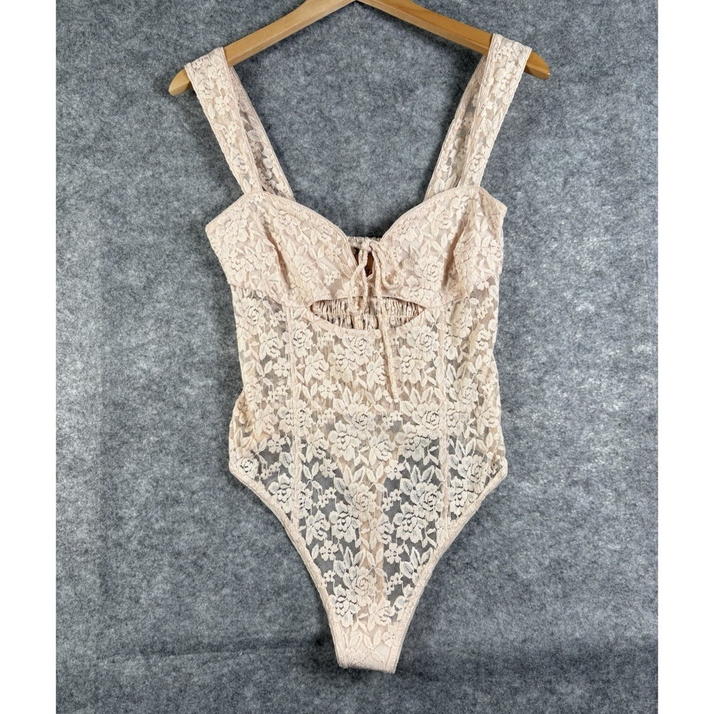 FREE PEOPLE INTIMATELY FP Strike A Pose Bodysuit Size M Peach Dust Lace NWT
